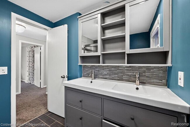 Building Photo - 4448 Greenwood Dr