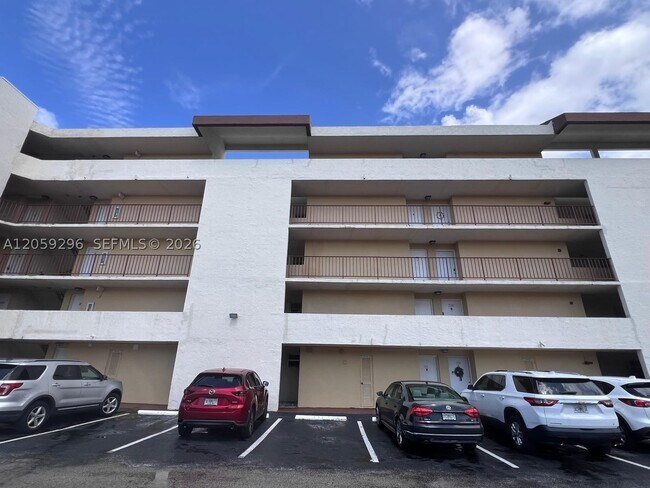 Building Photo - 8870 Fontainebleau Blvd