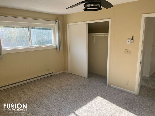 Building Photo - 3 Bedroom/2 Bathrroom Condo Right Near Oakledge Park!