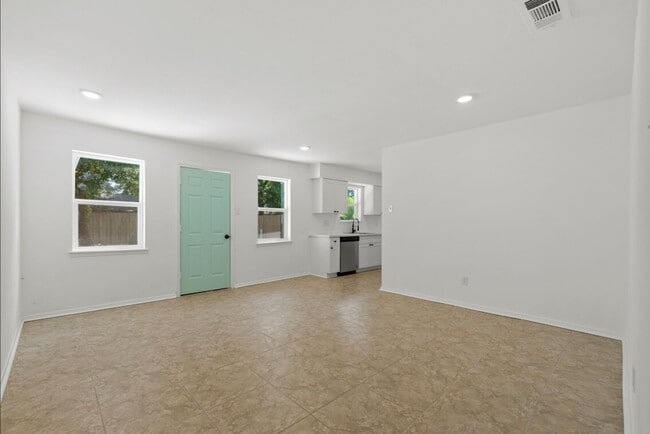 Building Photo - 9930 Valley Lake Dr