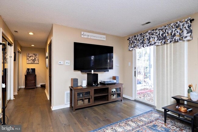 Building Photo - 46 Roosevelt Ave