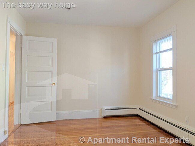 Building Photo - Nicely Updated Top Floor Two Bed Near Davi...