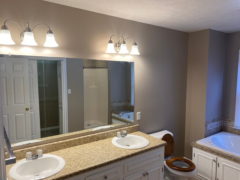 Building Photo - 121 Whispering Pines Ct