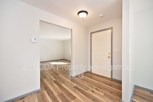 Building Photo - 1421 E Randle Ave