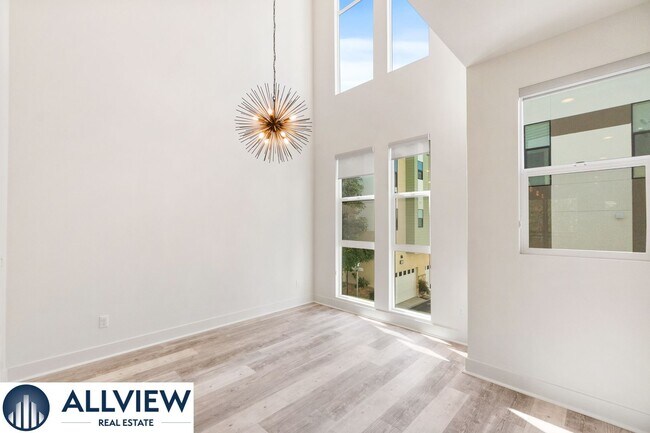 Building Photo - Gorgeous 4 Story Townhome Available in the Highly Desired 17 West Community!