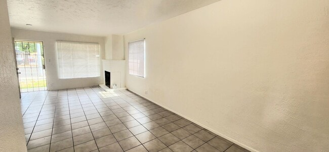 Building Photo - Charming 3 Bedroom, 1 Bathroom Available for Rent