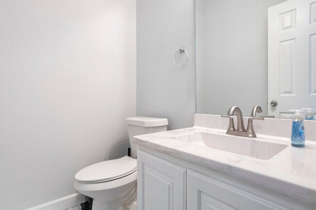 Building Photo - 1005 W 23rd St