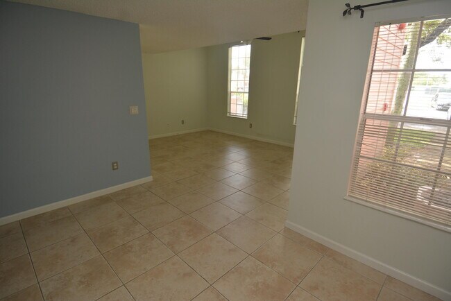Building Photo - 1385 Crystal Way