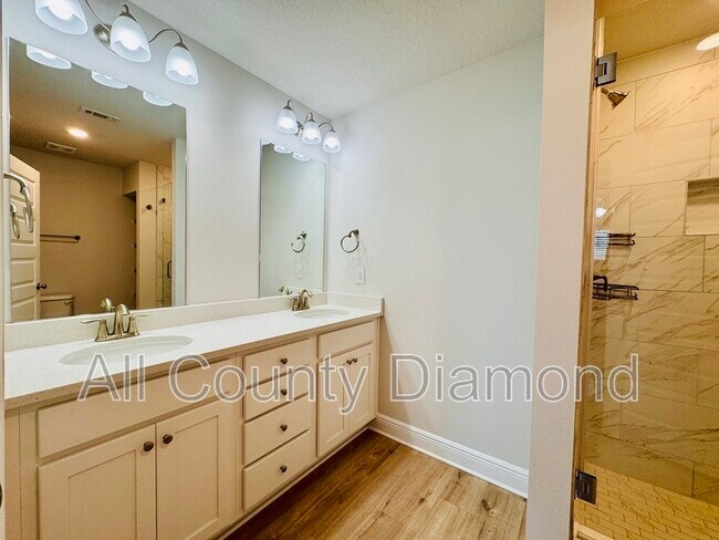 Building Photo - 10 Renea Cv