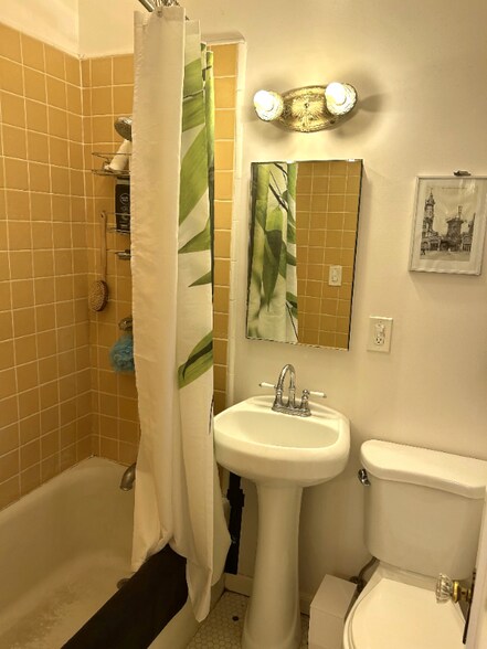 Building Photo - 3360 Descanso Dr