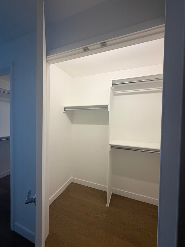 Building Photo - 75 Park Ln S