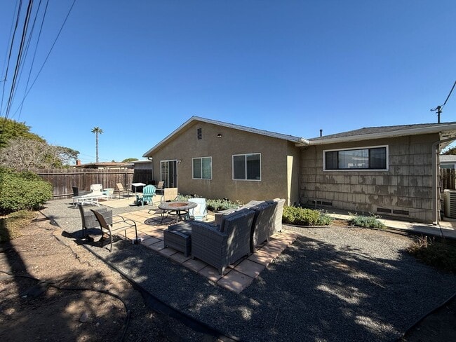 Building Photo - 5BD 3 BA with a Great Yard!