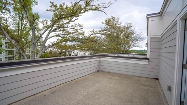 Building Photo - 2155 Burnside Dr