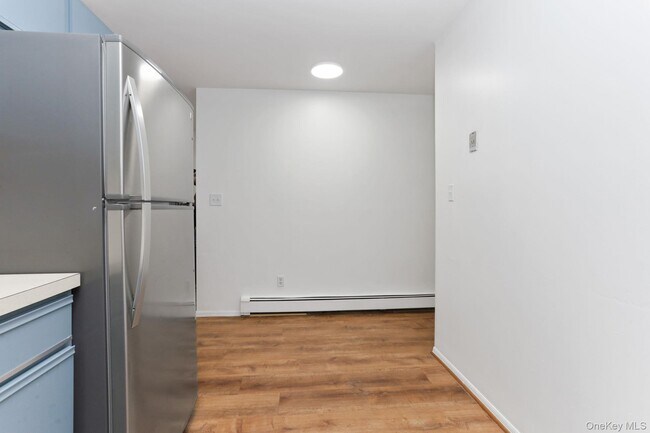 Building Photo - 639 E 226th St