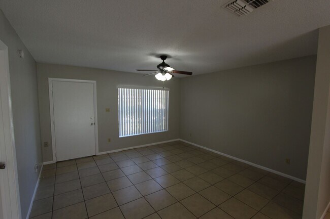 Building Photo - Lovely Home Available NOW!