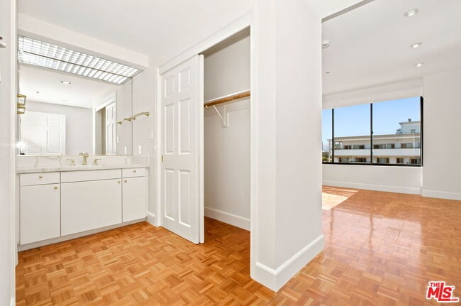 Building Photo - 10724 Wilshire Blvd