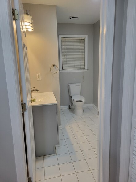Powder room - 103 Rip Van Dam Ct
