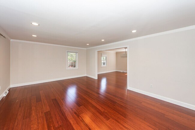 Building Photo - 4 Bedroom 2.5 Bath House in Montclair - We...