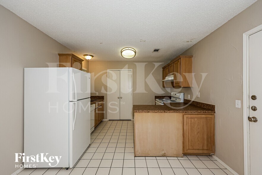 Building Photo - 606 Plainview Dr