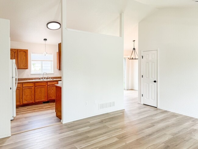 Building Photo - 3 Bed - 2 Bath - Fenced Yard