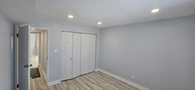 Building Photo - 9405 Bay Colony Dr