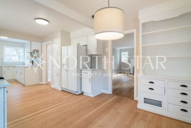 Building Photo - Newly Remodeled Lake Oswego Cottage With Lake Access.