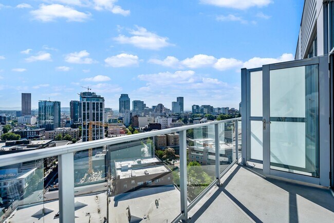 Building Photo - The Civic - 2 bed/2 bath, east facing 16th...