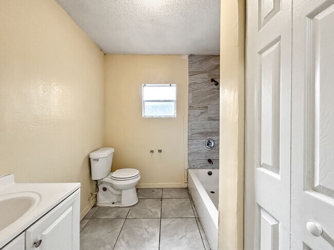 Building Photo - Updated and Move-In Ready in Prime Tampa Location! 4bed | 1bath