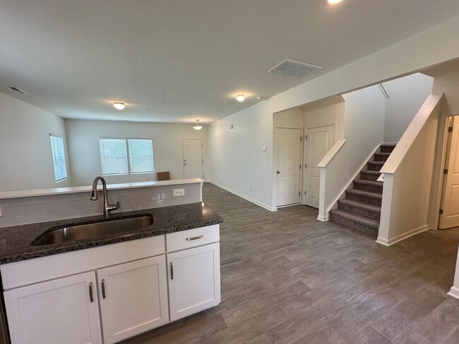 Building Photo - Spacious Home