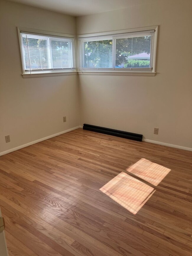 Building Photo - Single Family 3 Bedroom Home