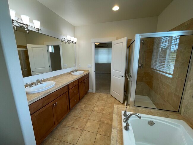 Building Photo - 13904 North Pointe Cir