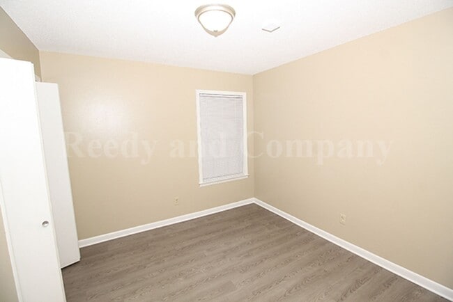 Building Photo - 5130 Queen Elizabeth Fwy