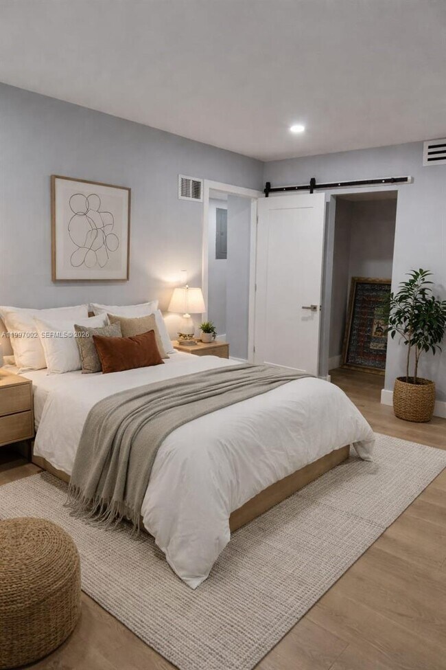 Building Photo - 2980 Riverside Dr