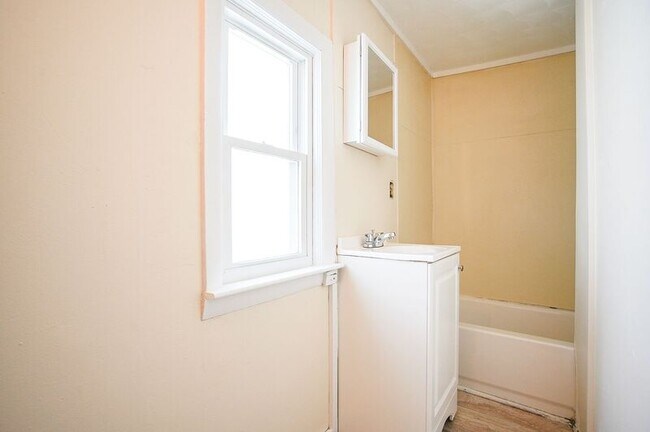 Building Photo - 32 Joy St