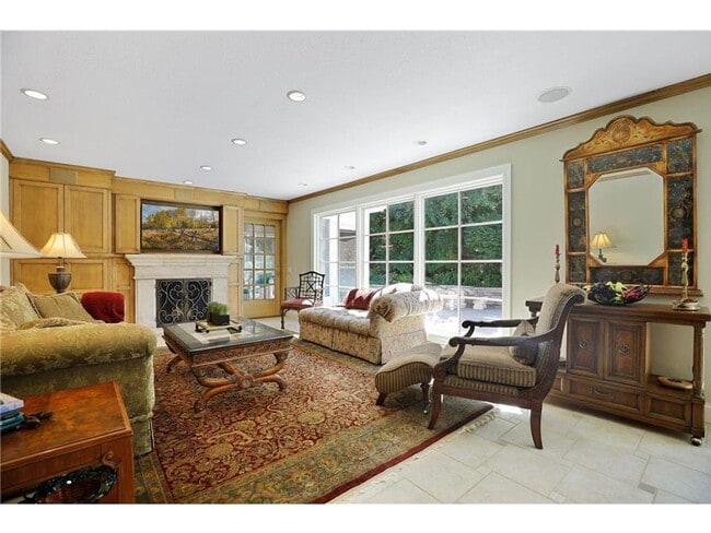 Building Photo - 7 Bedroom home near Cedar Lake