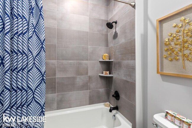 Building Photo - 8511 Valley Dr