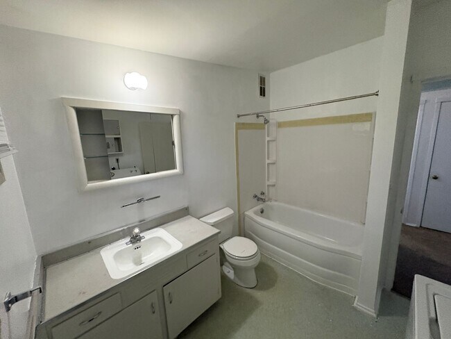 Building Photo - Spacious 3-Bedroom 1-Bath First-Floor Unit...