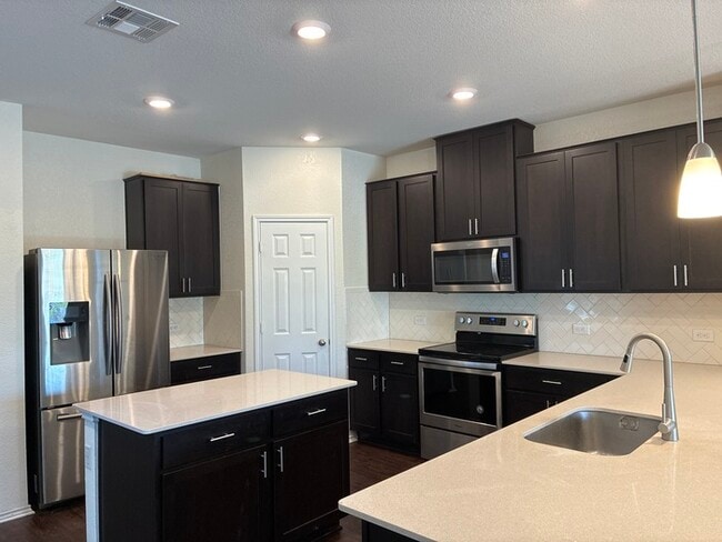 Building Photo - -=Get your second month’s rent FREE when y...