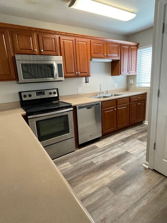 Building Photo - GREAT LOCATION! PLENTY OF STORAGE!