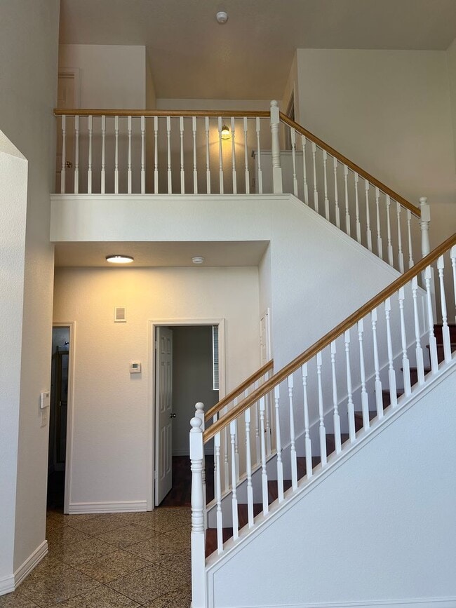 Building Photo - LOVELY 4 BEDROOM HOME IN LAGUNA CREEK!