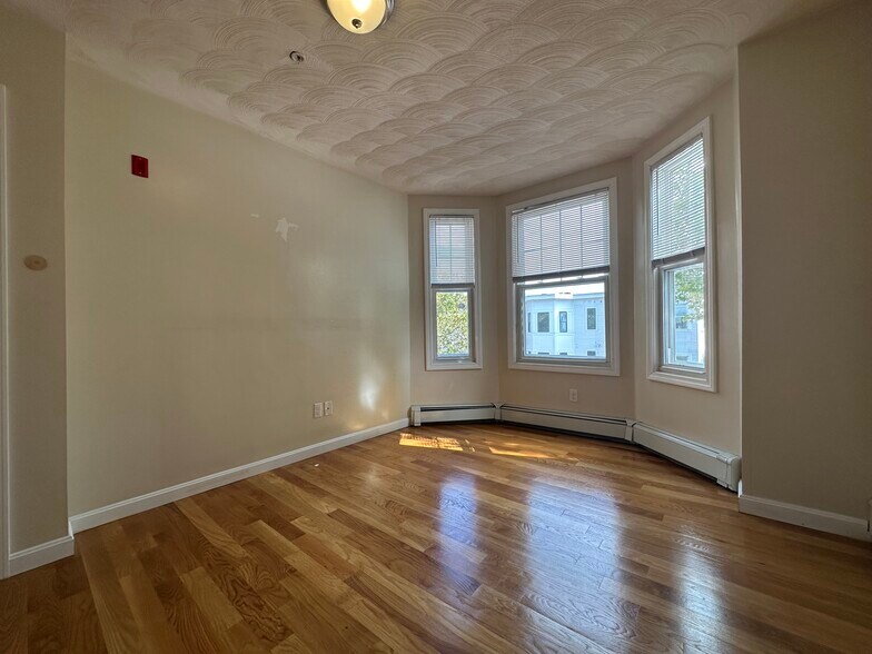 Building Photo - 136 Chelsea St