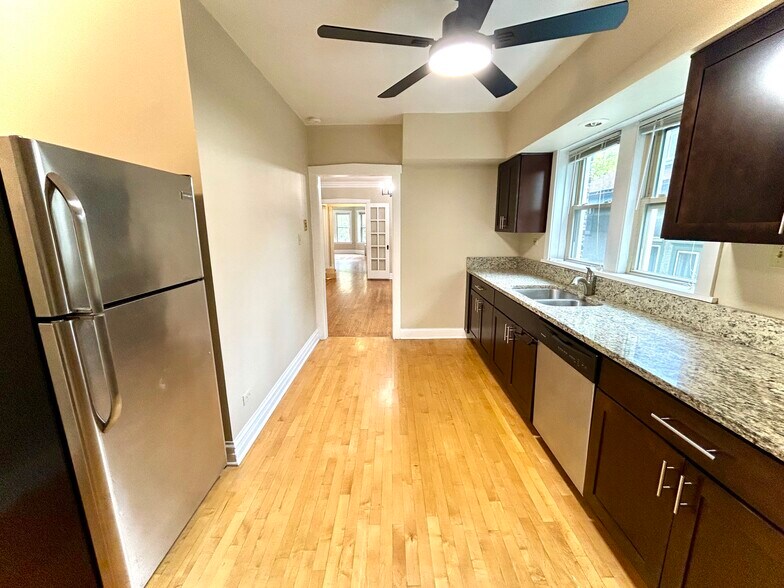 Kitchen - 425 N Maple Ave