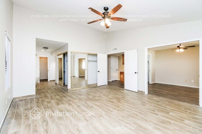 Building Photo - 3338 E Grove Ave