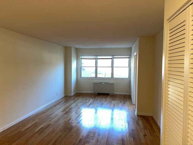 Building Photo - 2600 Park Ave