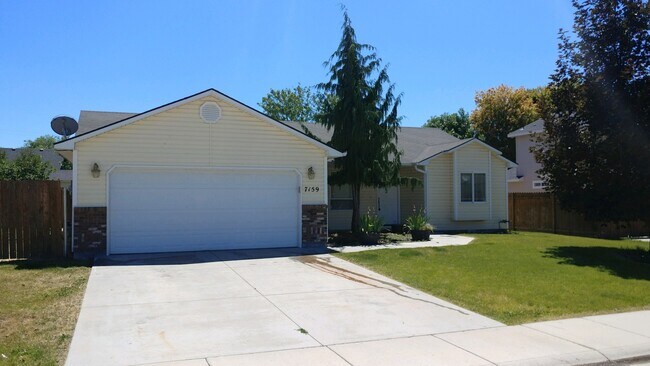 Building Photo - Cute Nampa home in one of  the most desira...