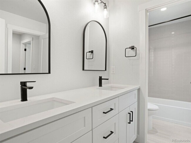 Building Photo - Brand New 4BD, 4BA Half-Duplex in Villa Park