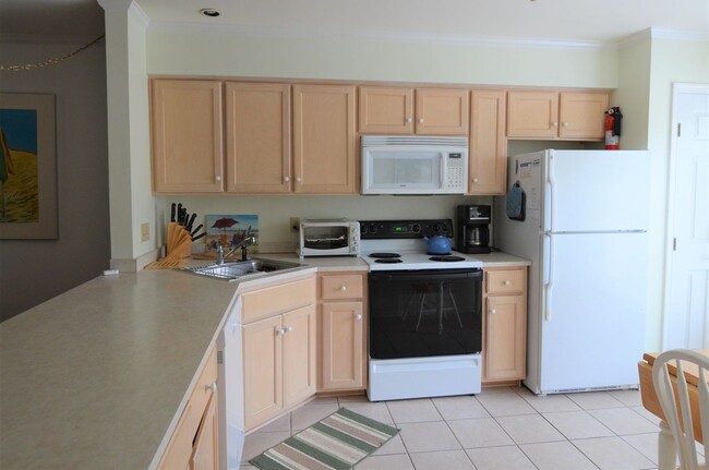 Building Photo - 3 BR, 2.5 BA Versailles Townhouse - Pet Fr...