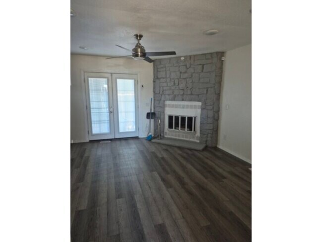 Building Photo - Townhouse