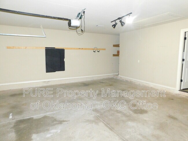 Building Photo - 1100 Kelsi Dr