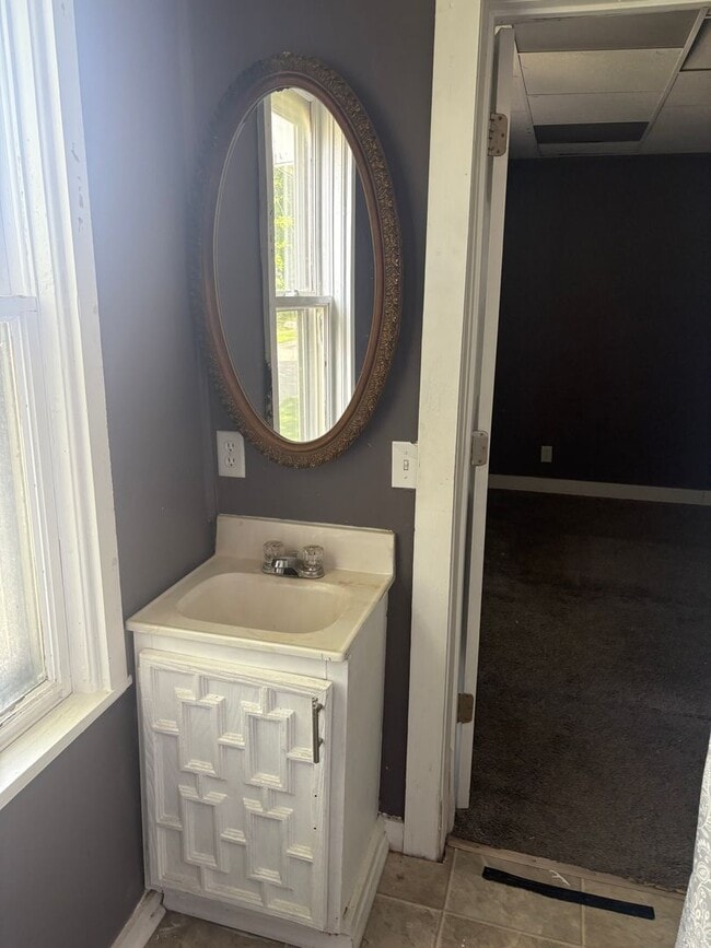 Building Photo - SPACIOUS 4 BEDROOM HOME READY TO WELCOME YOU